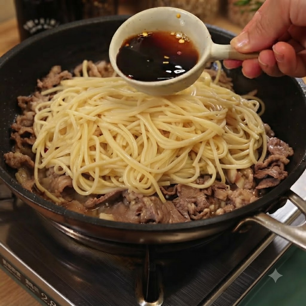 Eine Kelle voller dunkler, würziger Soße wird über Spaghetti-Nudeln und Rindfleisch in einer Pfanne gegossen.
