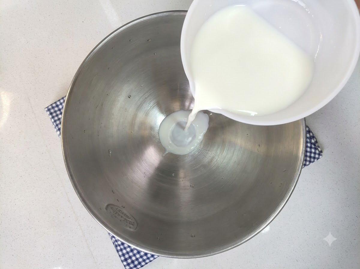 Milch, weißer Zucker, Hefe, Ei und Mehl mit hohem Glutengehalt werden in eine große Rührschüssel gegeben.