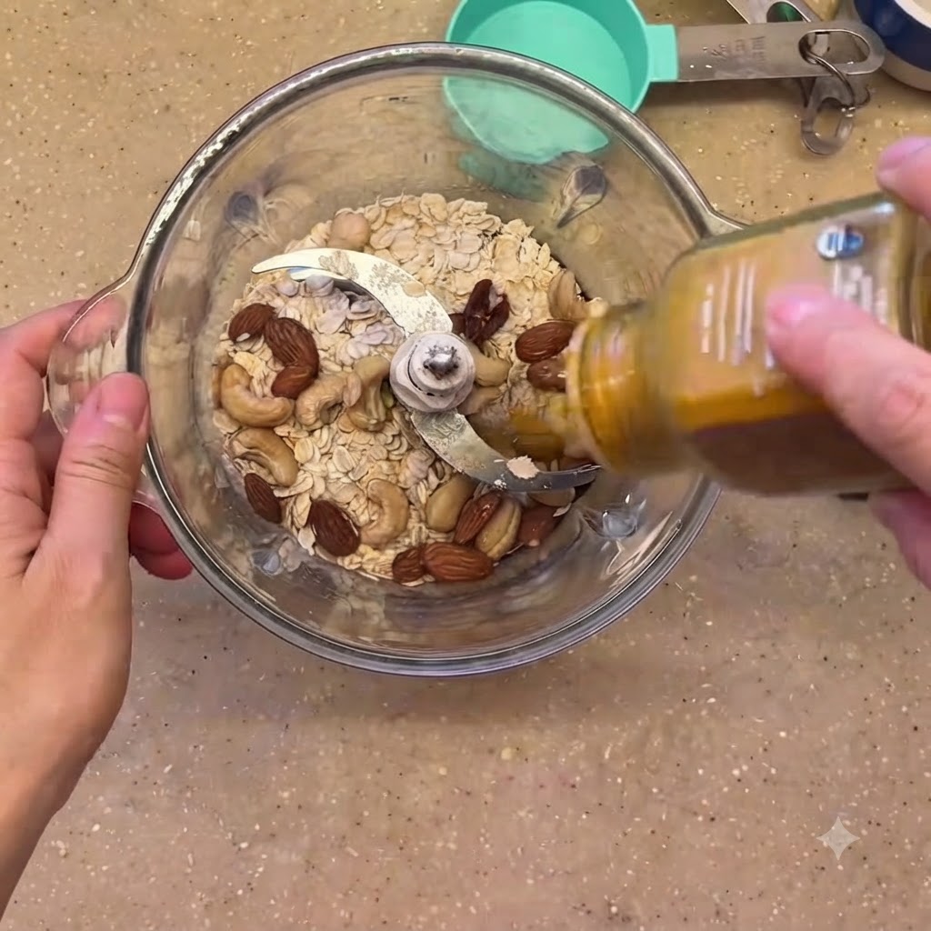 Kurkumapulver wird aus einem Behälter in den Mixer gestreut.