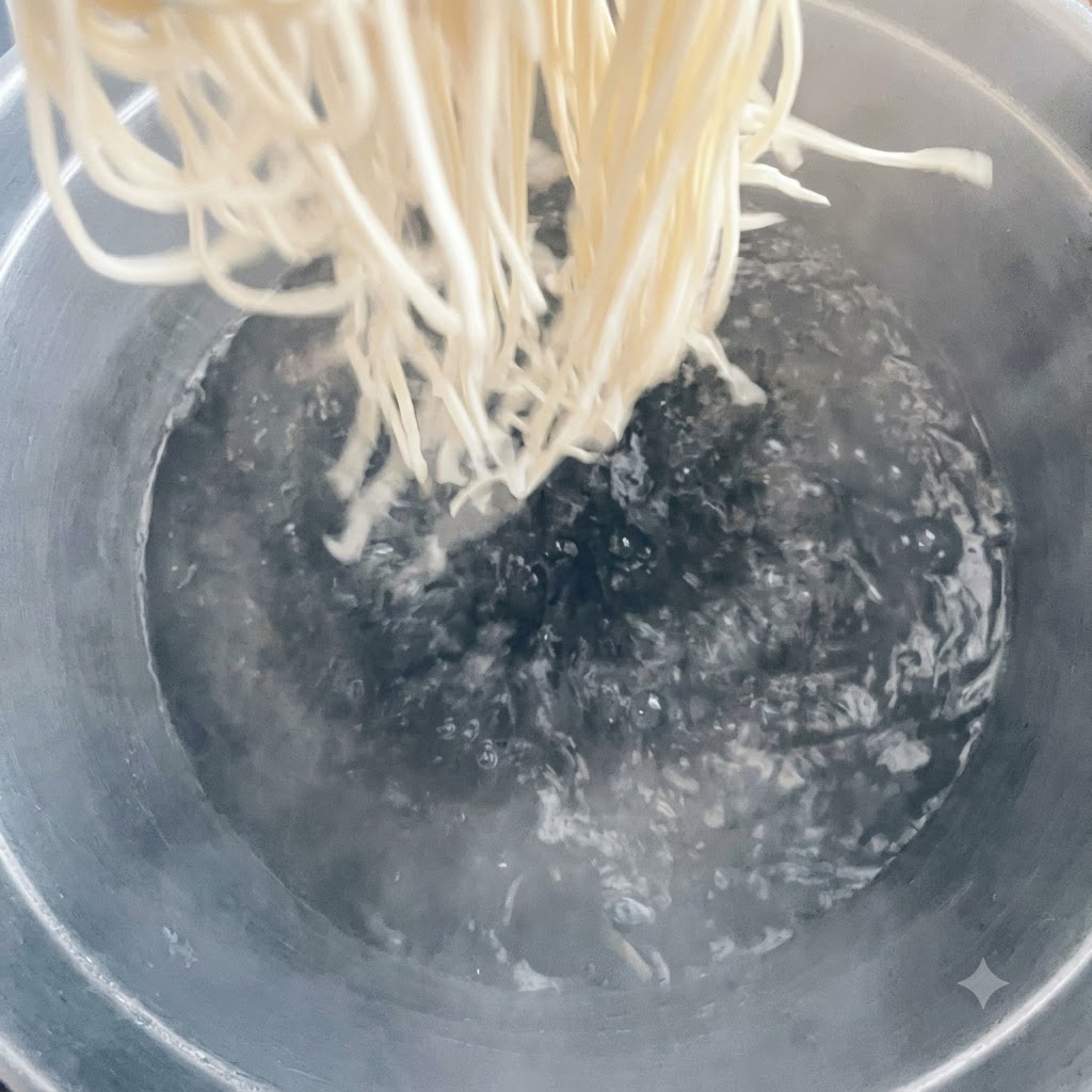 Nudeln werden in einen großen Topf mit kochendem Wasser gegeben.