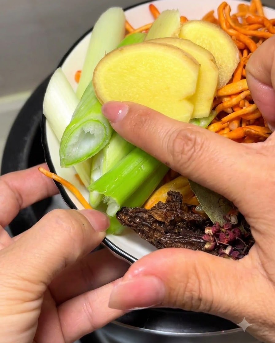 Ein Teller mit Frühlingszwiebeln, Ingwerscheiben, Cordyceps, Morcheln und gemischten Gewürzen.
