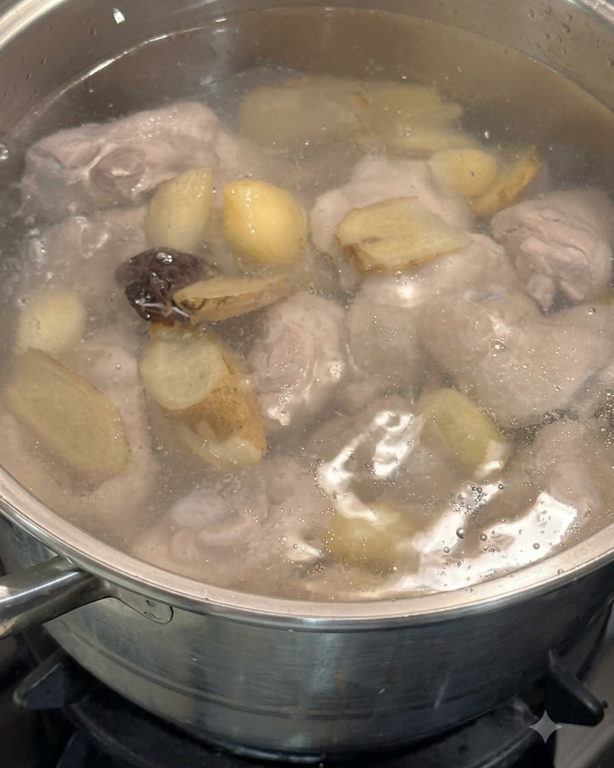 Shiitake-Pilze und Pilzeinweichwasser werden in den Topf mit Hähnchenkeulen und Aromaten gegeben.