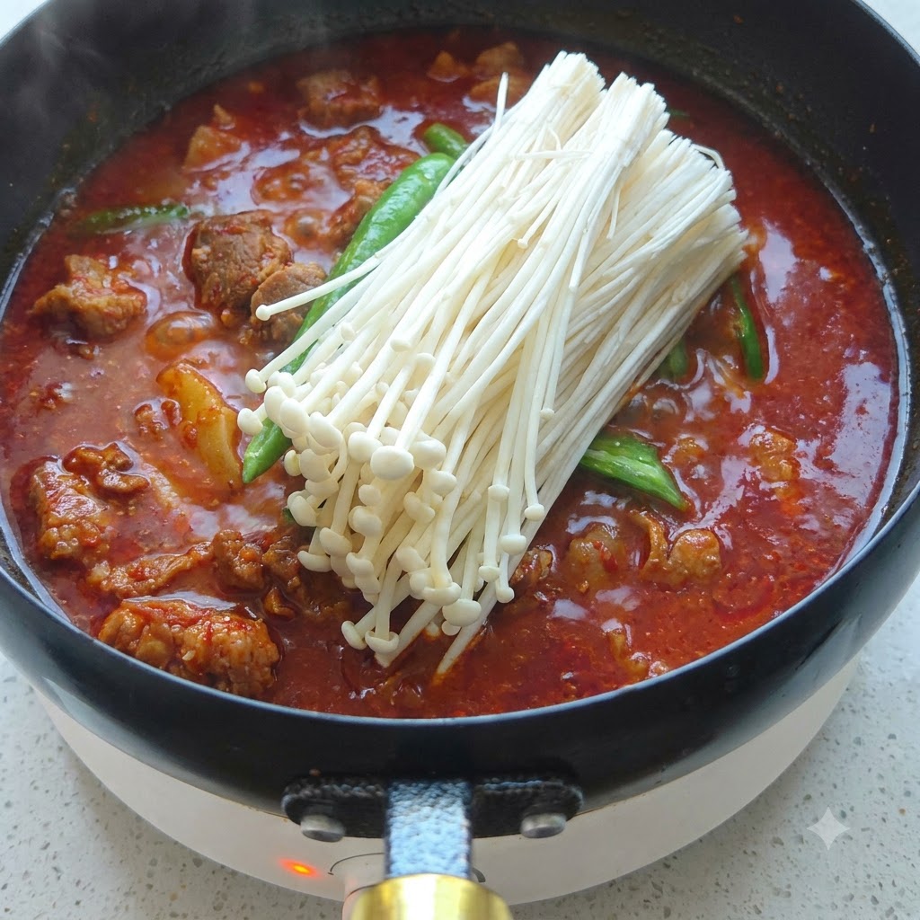 Rohe Hähnchenstücke werden aus einer Glasschüssel in einen heiß geölten Wok gegeben.