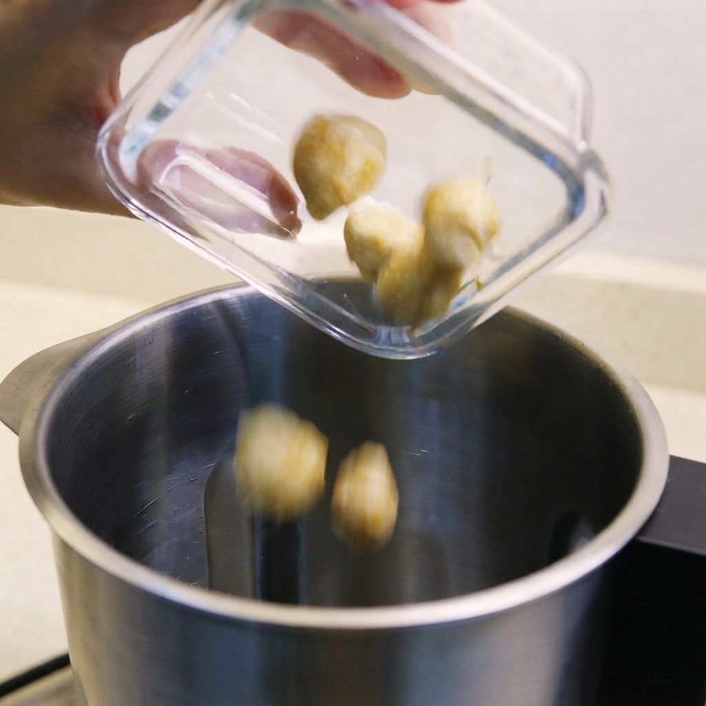Candlenuts, Schalotten und angebratenes Belacan werden in einen Mixer gegeben.