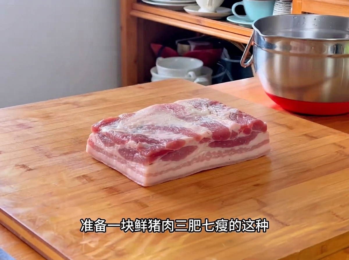 Ein frisches Schweinefleischstück auf einem Schneidebrett, bereit für die Vorbereitung.