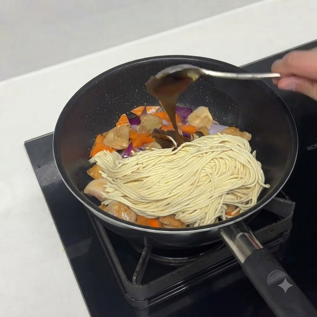 Currypaste oder Curryblöcke werden zu den Pfannenzutaten gegeben.