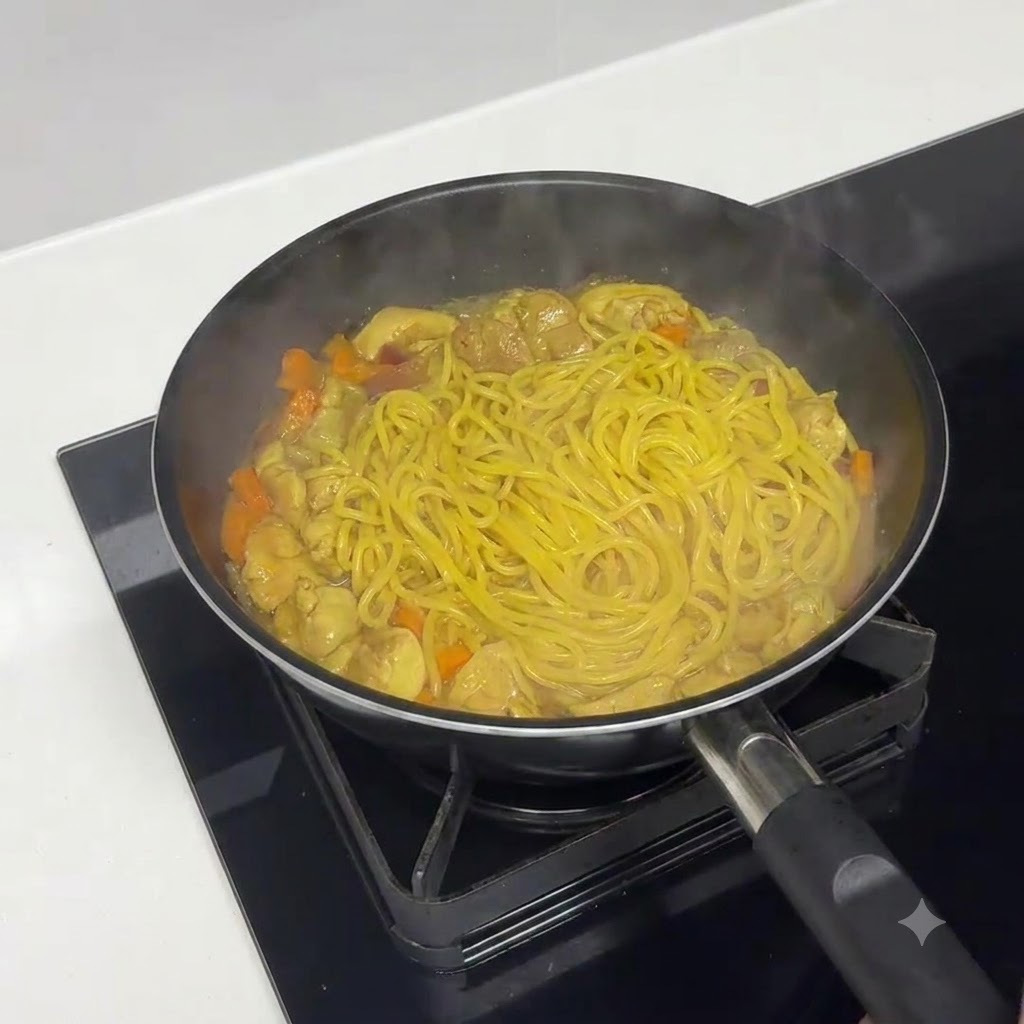 Nudeln köcheln bei mittlerer bis hoher Hitze, um die Sauce einzukochen und zu verdicken.