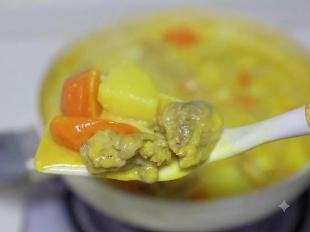 Ein Stück Butter schmilzt in der Pfanne mit dem restlichen Öl.