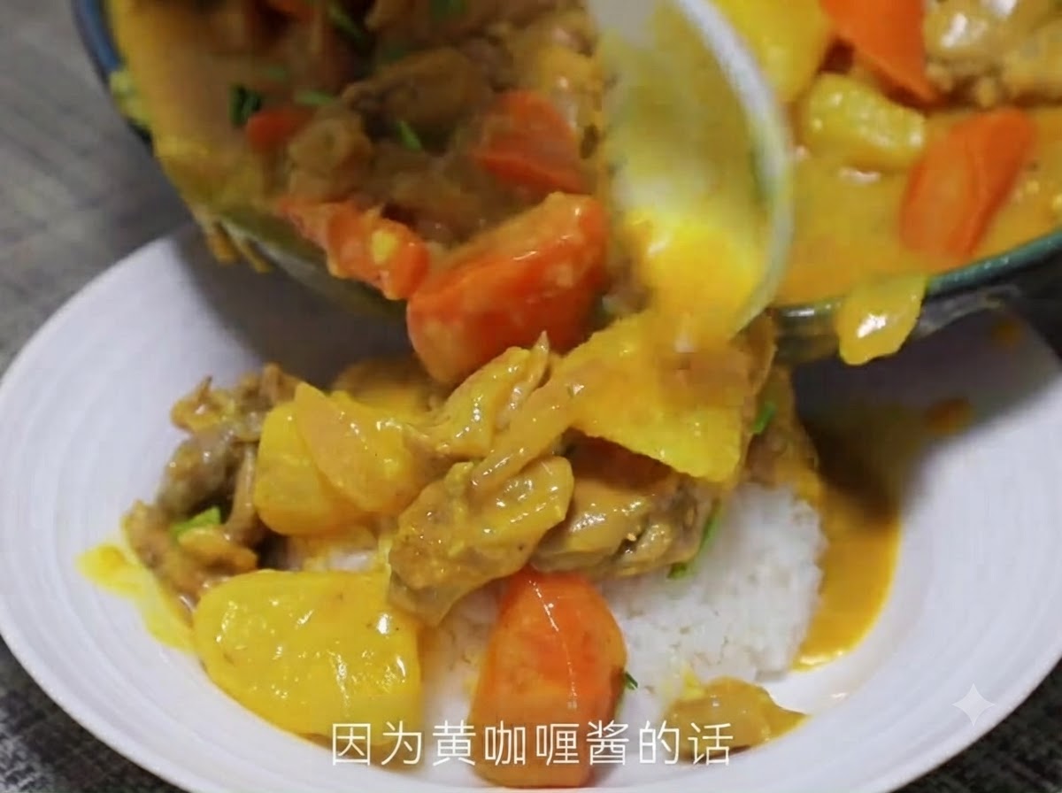 Gelbe Currypaste wird in die Pfanne gegeben und dort angebraten.
