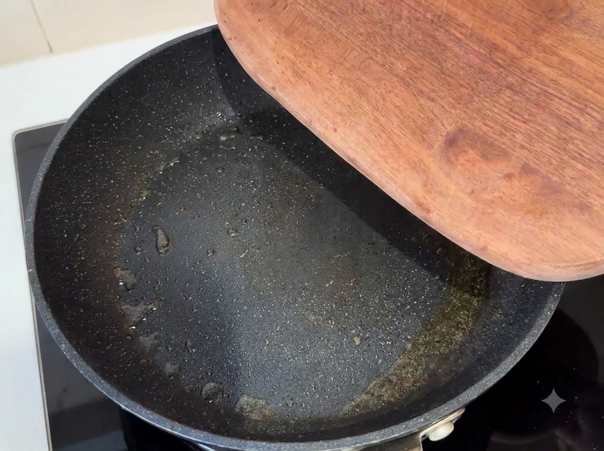 Geschnittene rote Zwiebeln, Knoblauch und getrocknete Chilischoten braten in einer Pfanne.