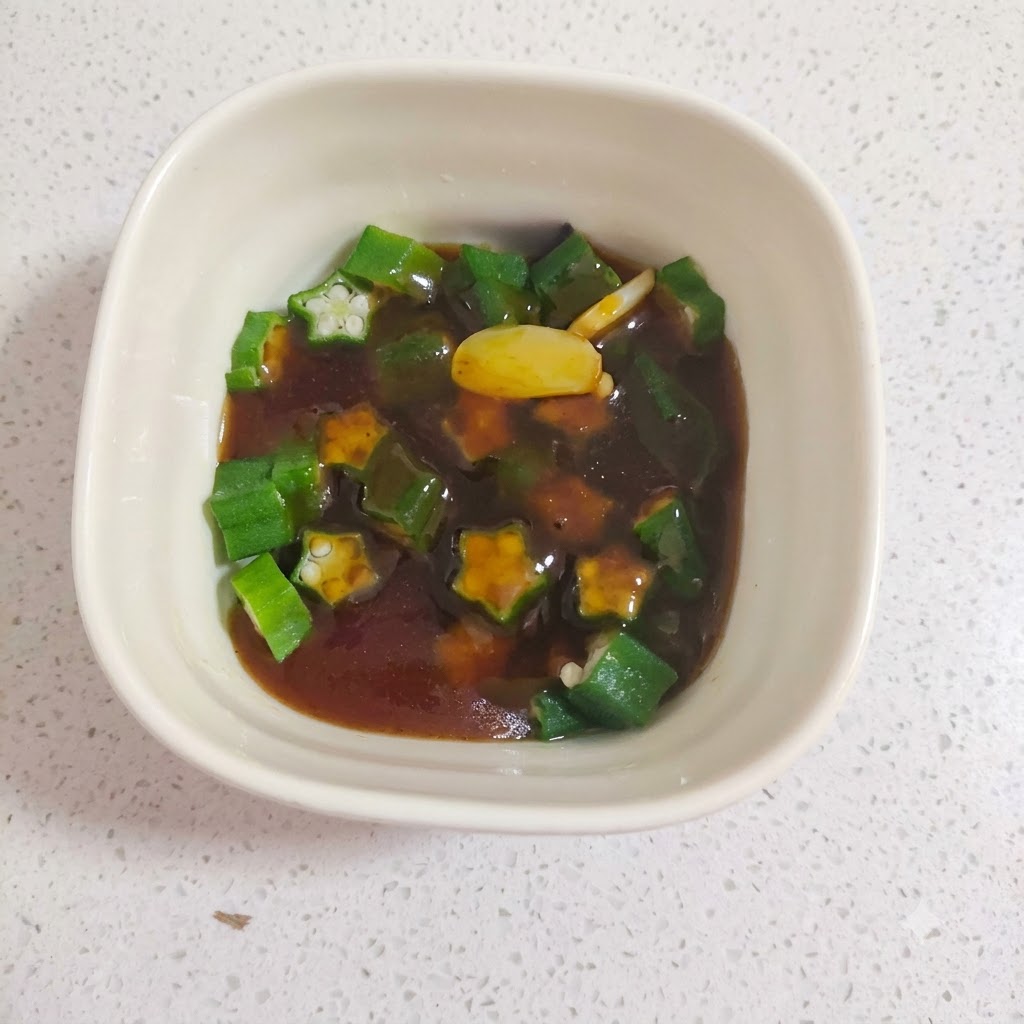 Okra kocht in einem Topf mit heißem Wasser.