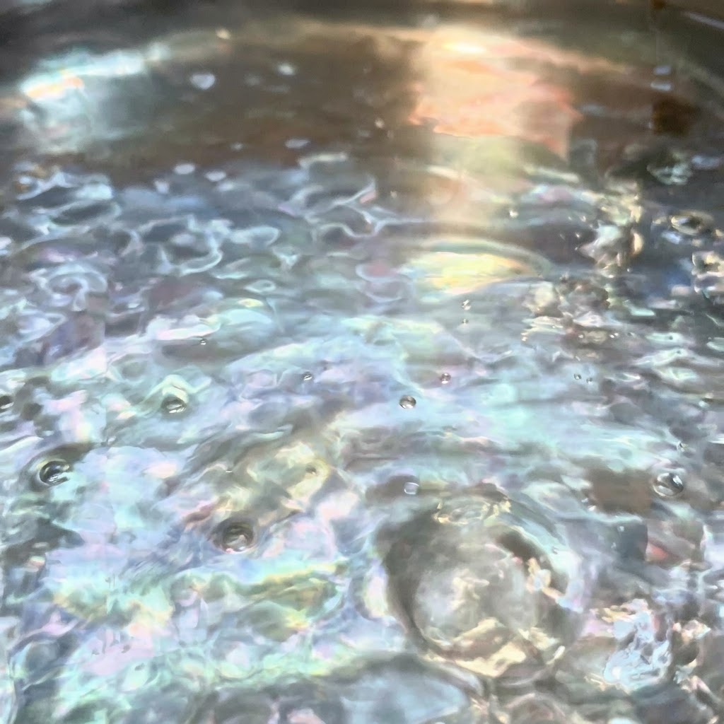 Salz löst sich in einem Topf mit kräftig kochendem Wasser auf.