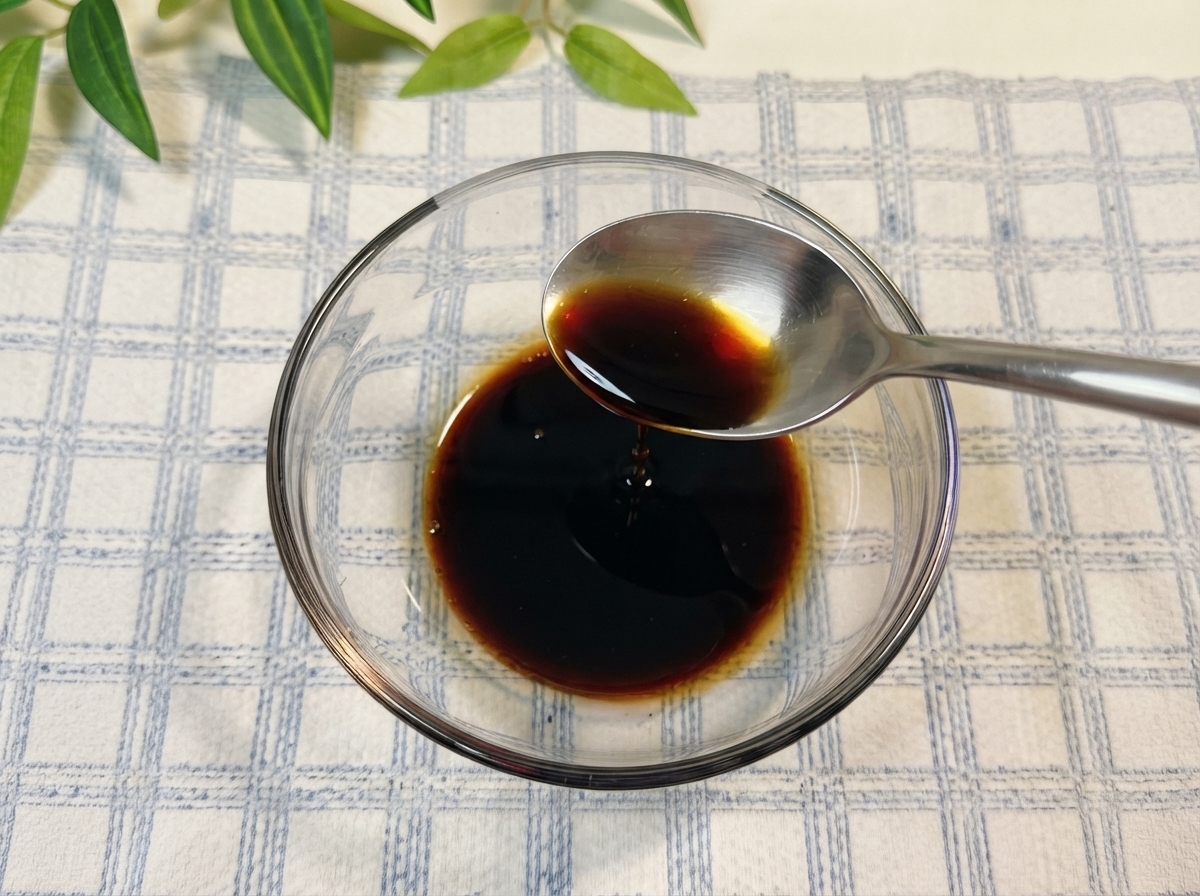 Sojasoße und andere Gewürze werden in einer Glaschale mit Wasser verrührt.
