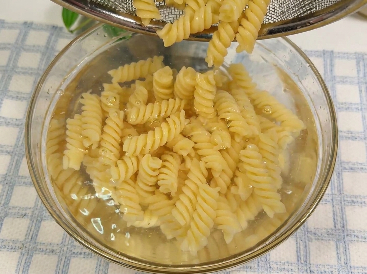 Marinierte Rindfleischstreifen braten in einer heißen Pfanne an.