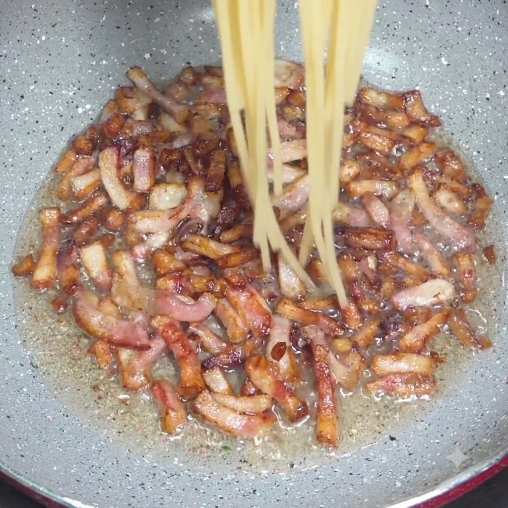 Gekochte Spaghettinudeln werden mit einer Zange in eine Pfanne mit knusprigen Guanciale-Stücken gegeben.