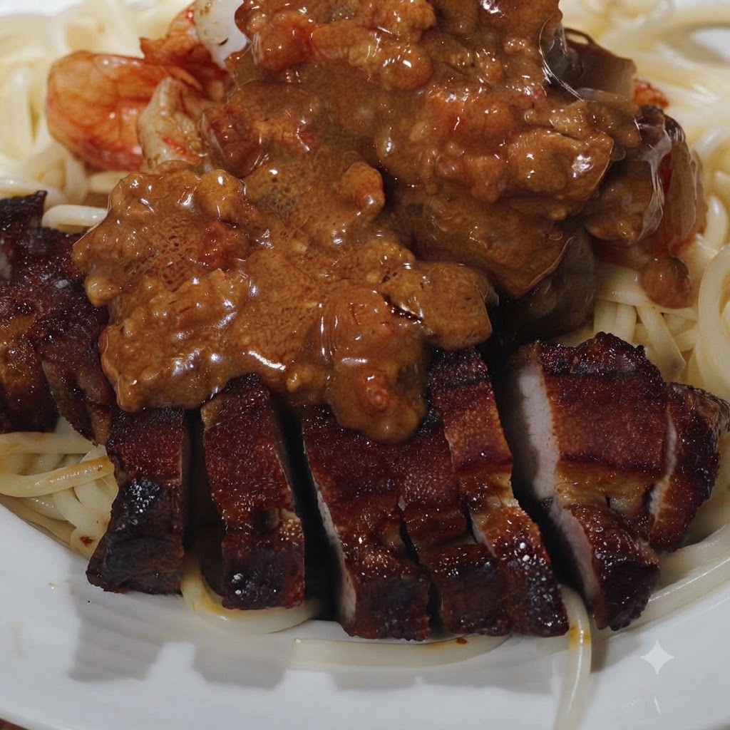 Dicke cremige Tomaten-Fleischsauce wird über die angerichtete Pasta, Garnelen und den Schweinebauch geschöpft.