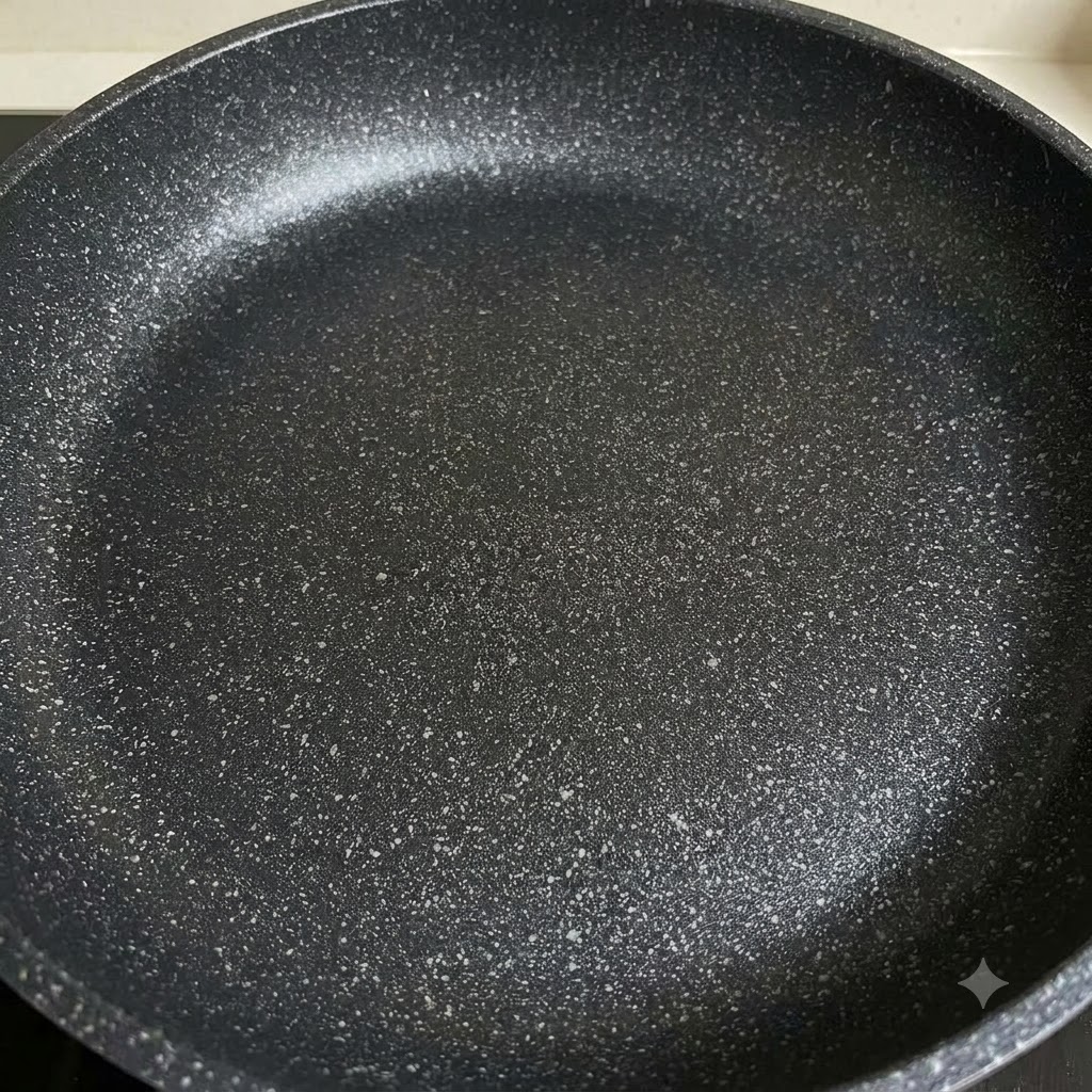 In Scheiben geschnittene Zwiebeln und Paprika werden in einer Pfanne pfannengerührt.