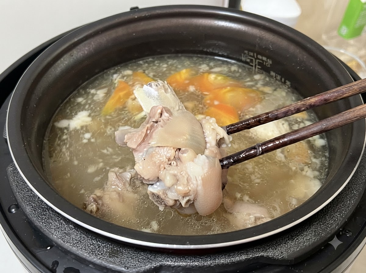 Essstäbchen heben ein zartes Fleischstück aus der gekochten Brühe.