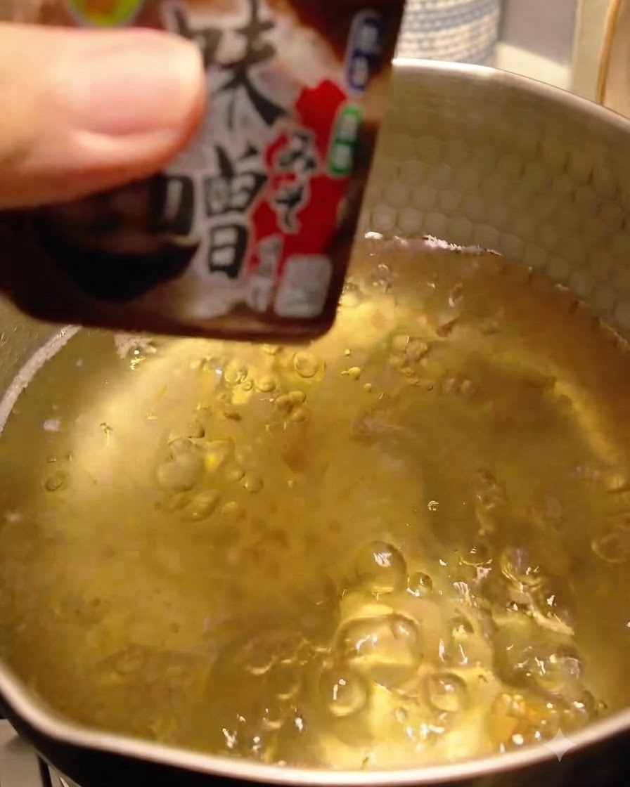 Miso-Paste wird in die Dashi-Brühe gegeben und darin aufgelöst.