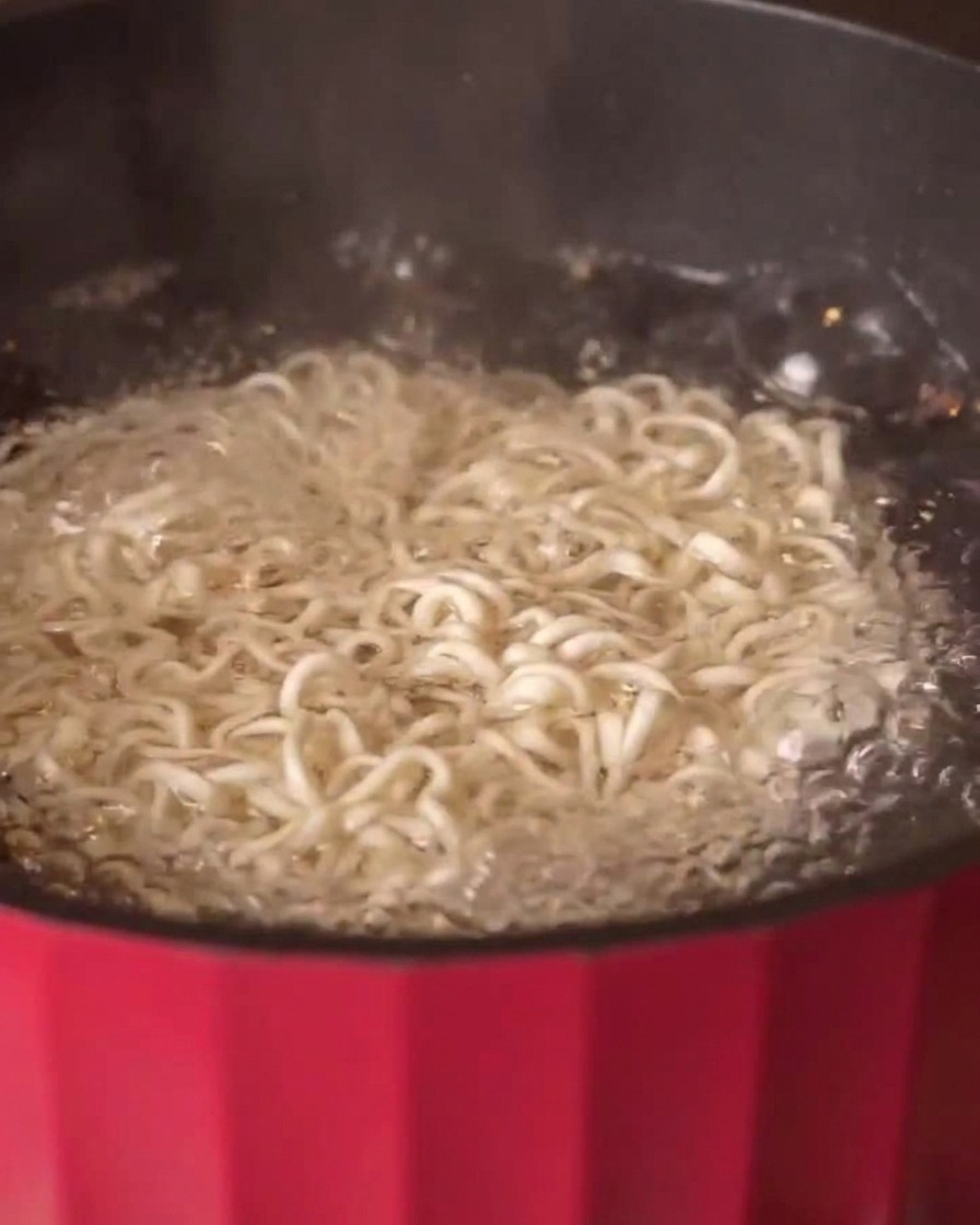 Mehrkornnudeln kochen in einem Topf mit heißem Wasser.