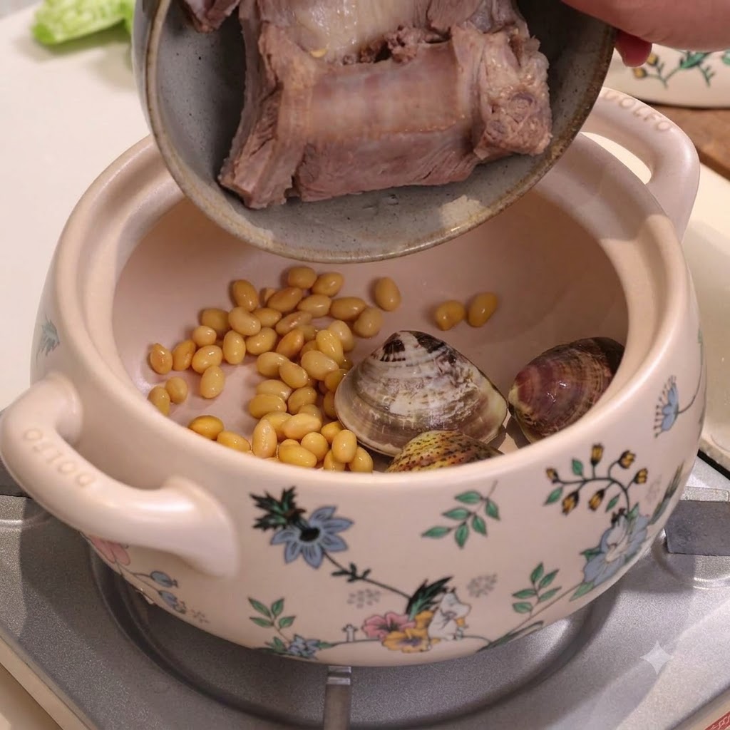 Blanchierte Schweinerippchen werden in einen Keramiktopf zu Sojabohnen und Venusmuscheln gegeben.