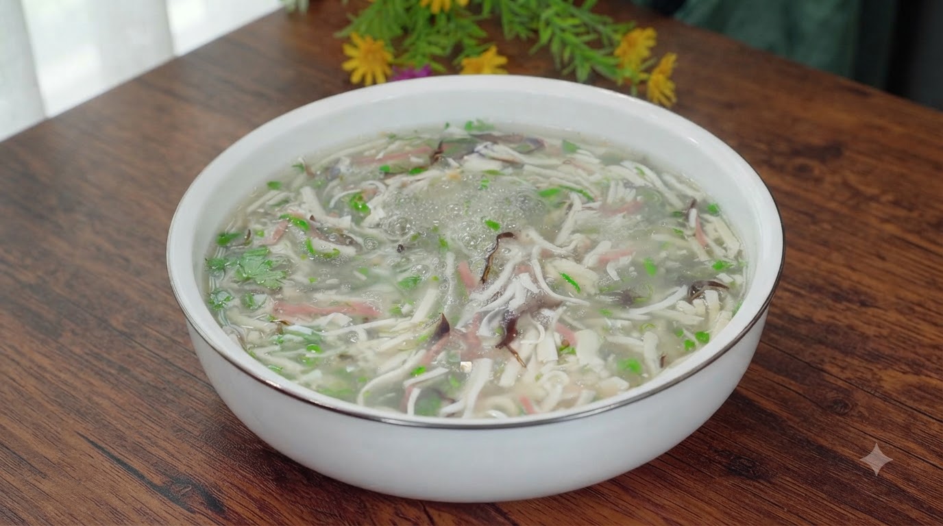 Tofusuppe mit Mu-Err-Pilzen und Schinken