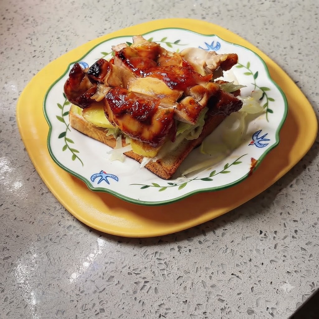 Ein fertiges Sandwich mit Teriyaki-Hähnchen und Ananas liegt auf einem gelben Tablett, bereit zum Servieren.