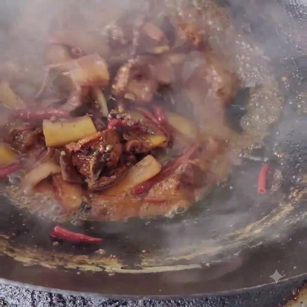 Schweinebauchstreifen werden in einem Wok mit Sauce und aromatischen Zutaten unter Rühren gebraten.