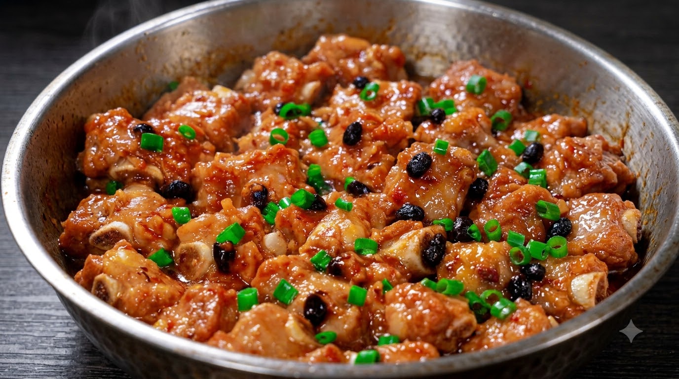 Trocken gedämpfte Schweinerippchen mit schwarzen Bohnen und Knoblauch