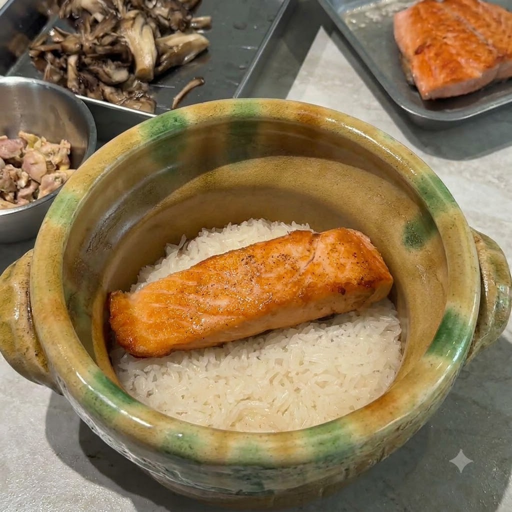 Goldbraun angebratene Maitake-Pilze werden auf dem Lachs und dem Reis im Tontopf angeordnet.