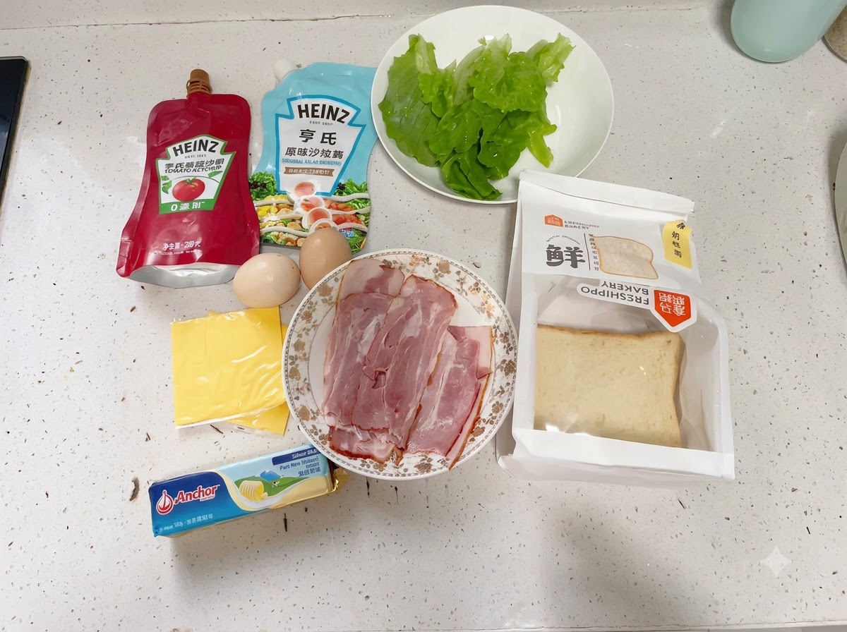 Eine Auswahl an Sandwich-Zutaten, ordentlich auf einer weißen Küchenarbeitsplatte ausgebreitet.