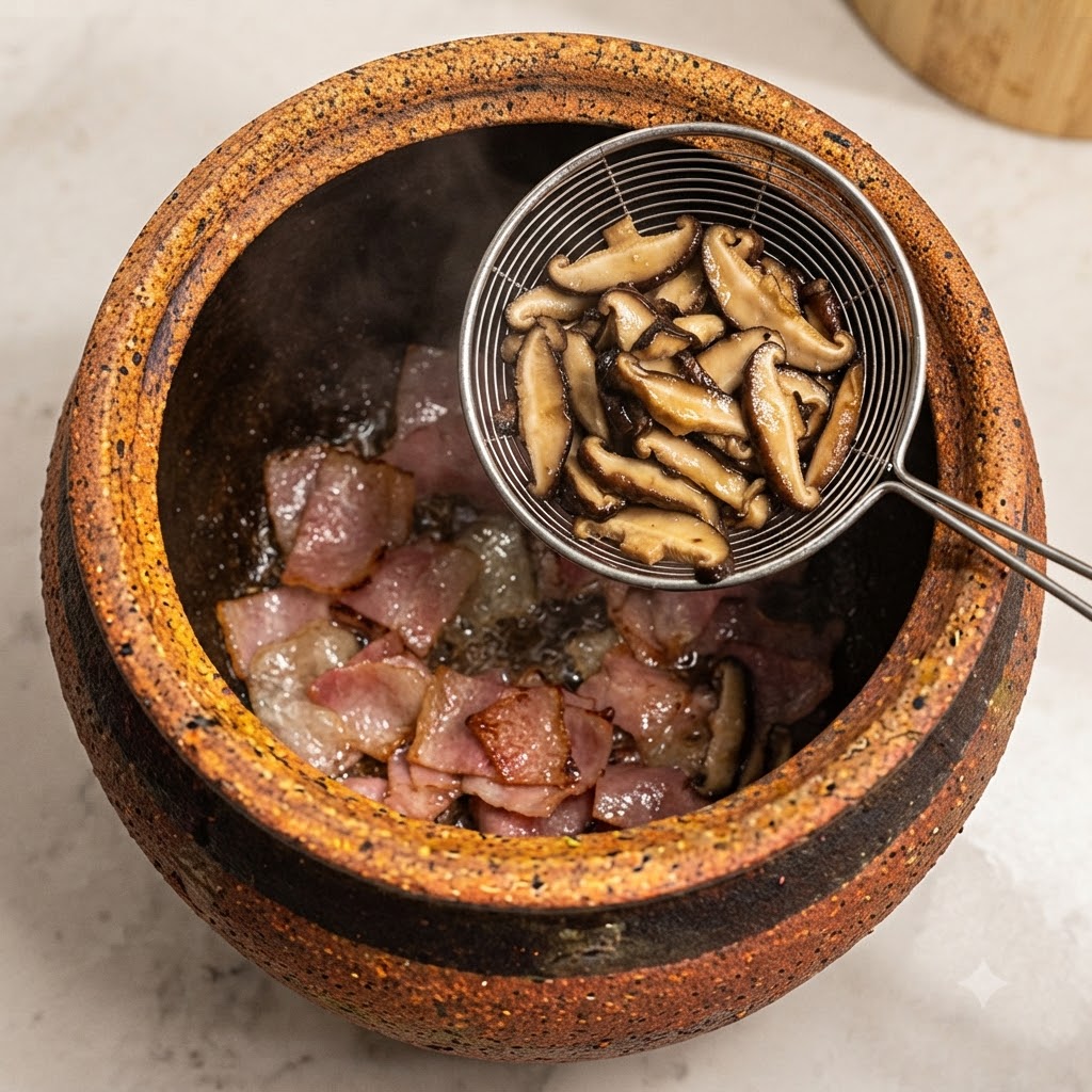 Geschnittene Shiitake-Pilze werden mit einem Sieb in den Topf gegeben, um sie mit Speck anzubraten.