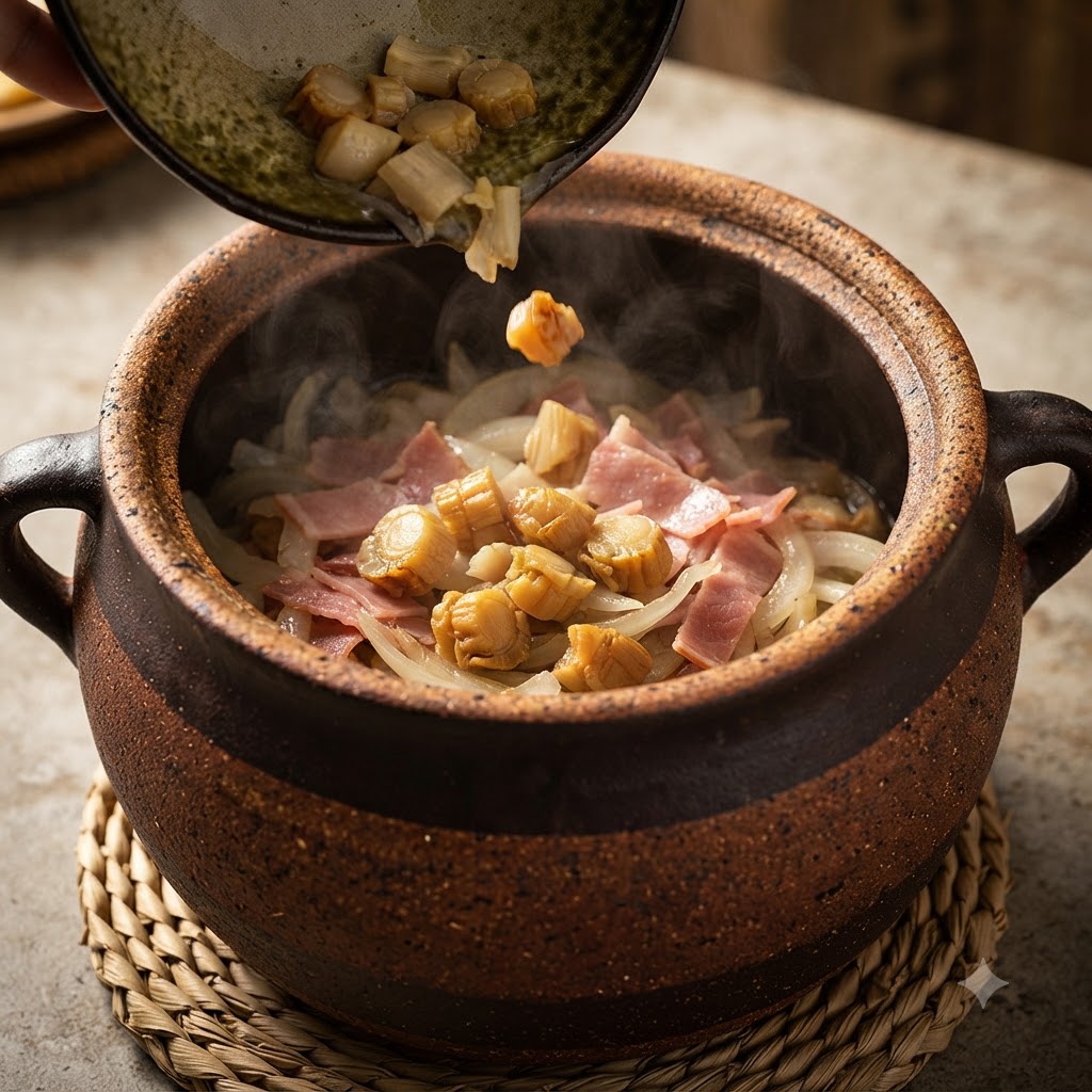 Eingeweichte getrocknete Jakobsmuscheln werden aus einer kleinen Schüssel in einen Tonerdopf mit sautiertem Speck und geschnittenen Zwiebeln gegossen.