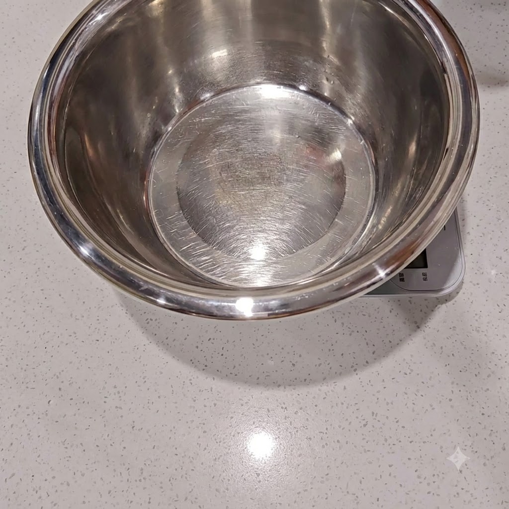 Wasser und Trockenhefe werden in eine Rührschüssel gegeben und zum Auflösen verrührt.