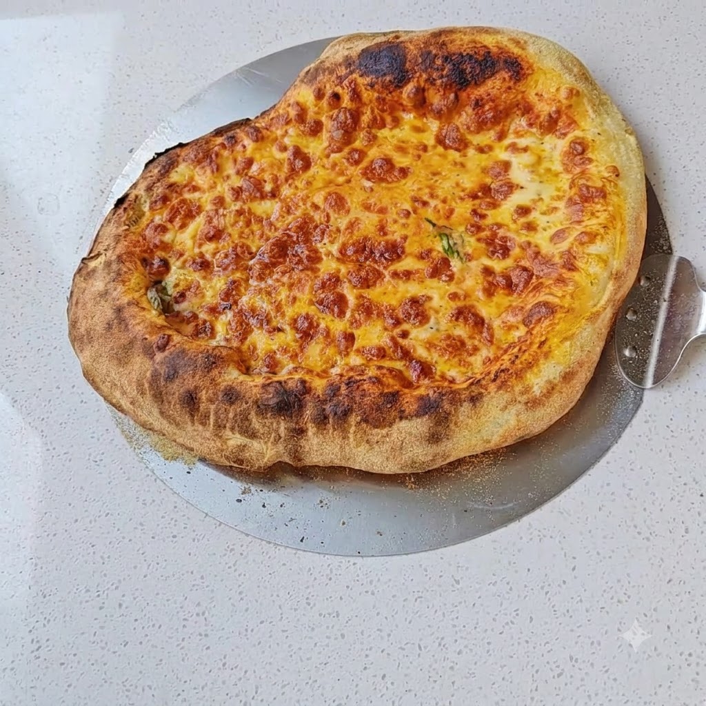 Geriebener Mozzarella-Käse wird über die Tomatensauzenschicht auf einem Pizzateig gestreut.