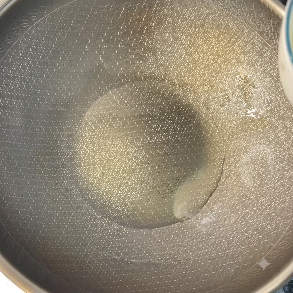 Verquirlte Eier werden in einem erhitzten Wok mit Stäbchen rasant zu Rührei verarbeitet.