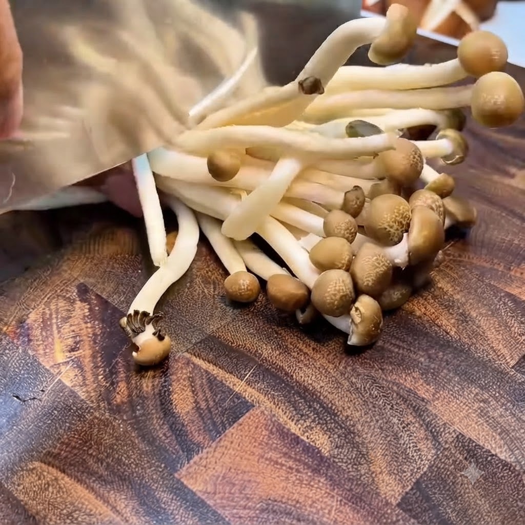 Shimeji-Pilze werden auf einem Holzbrett an der Wurzelbucht abgeschnitten.