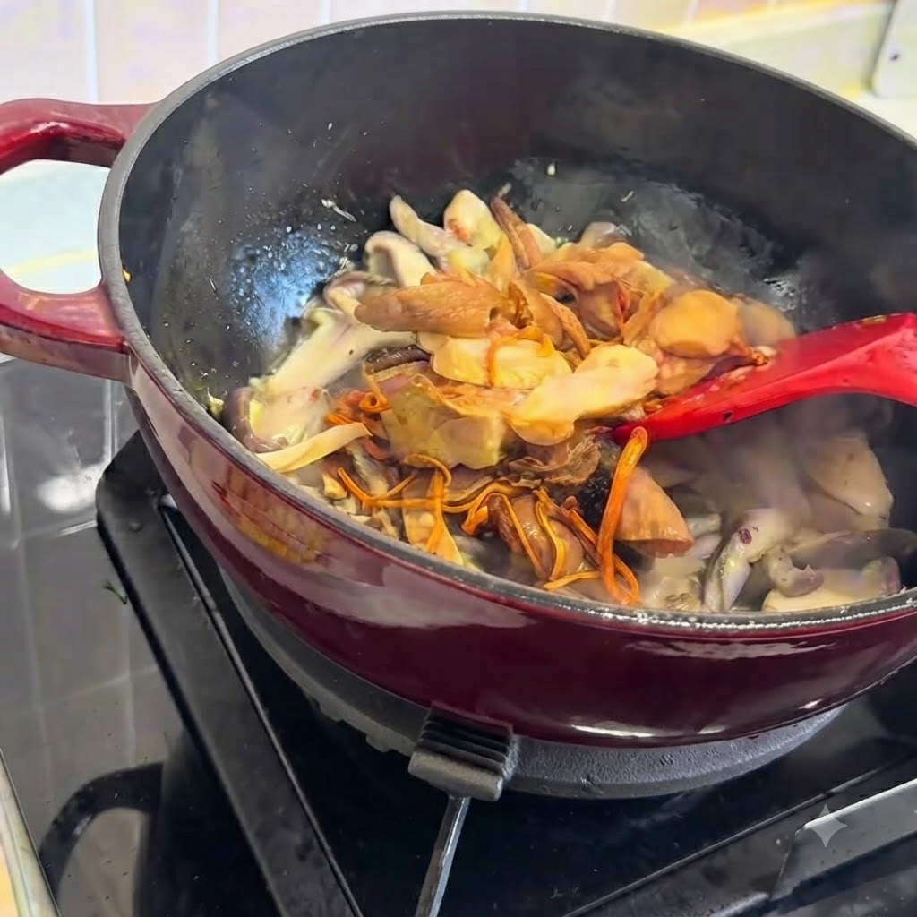 Rehydrierte Pilze vermischt mit frischen Pilzen im Kochtopf.