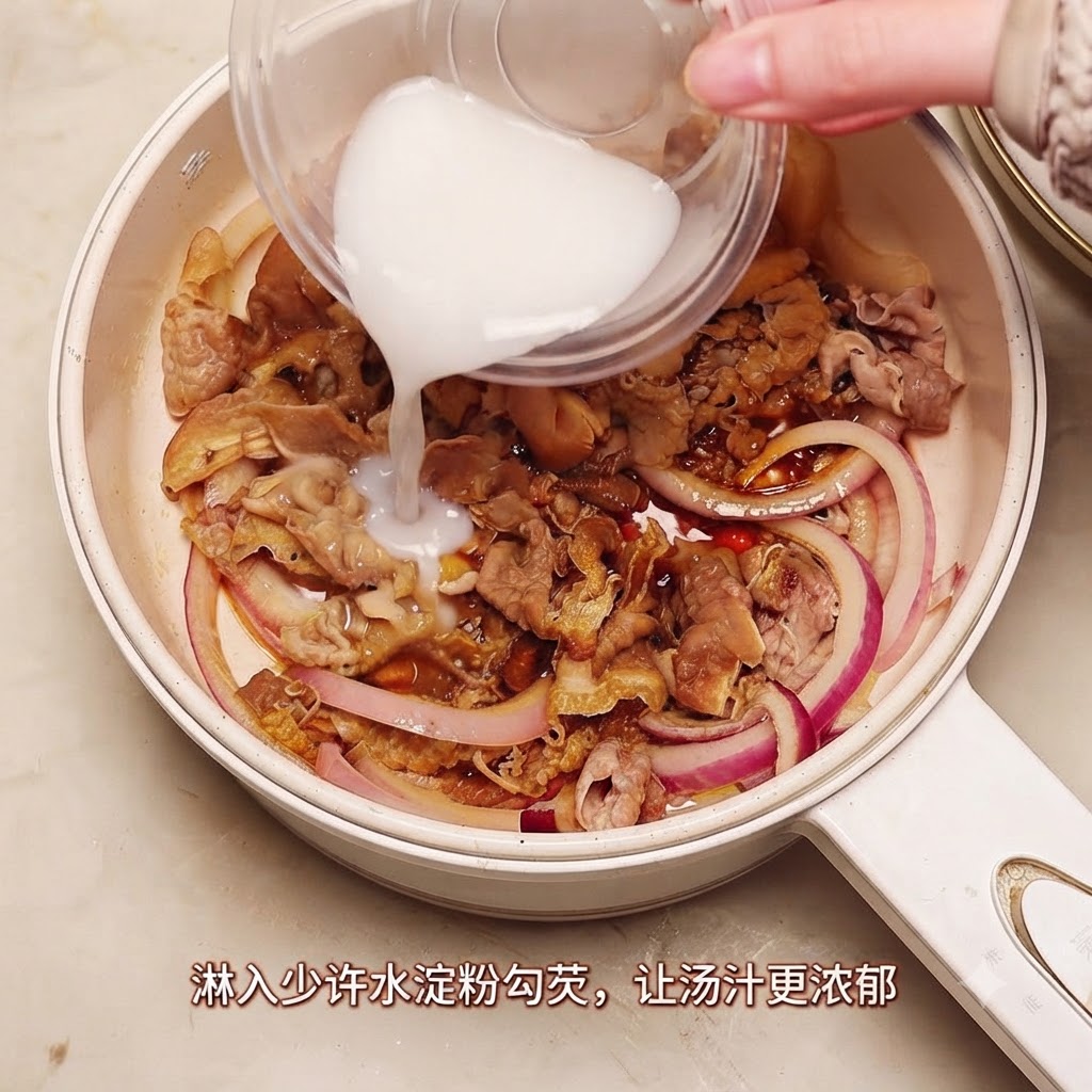 Stärkewasser wird aus einem kleinen Behälter in die köchelnde Pfanne mit Rindfleisch und Zwiebeln gegossen.
