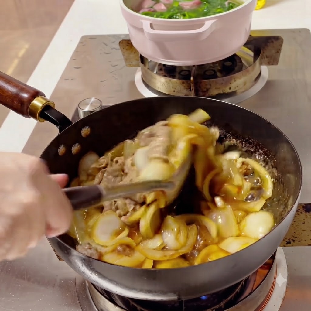 Rindfleisch und Zwiebeln werden in einem Wok mit einer reichhaltigen, dicken Sauce vermengt.