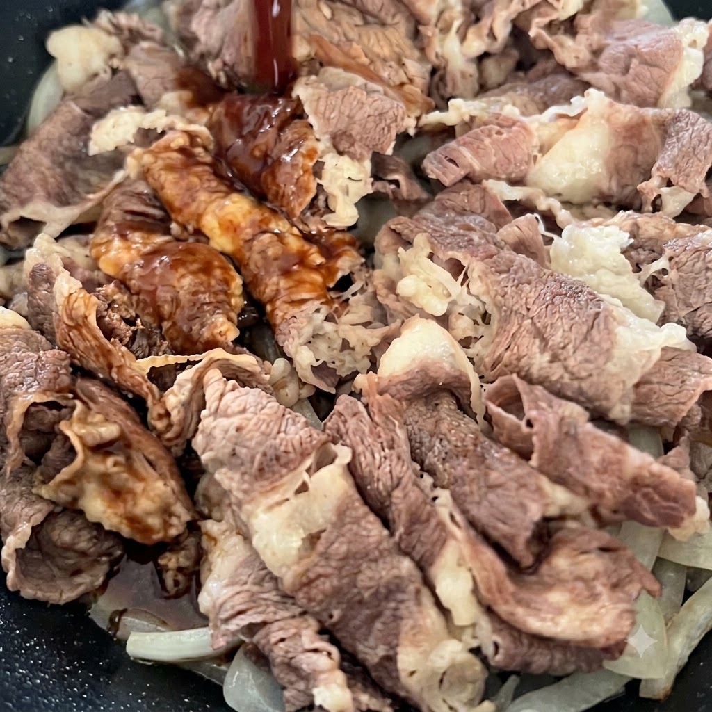 Dunkle Soße wird von oben in eine Pfanne auf gekochtes Rindfleisch und Zwiebeln gegossen.