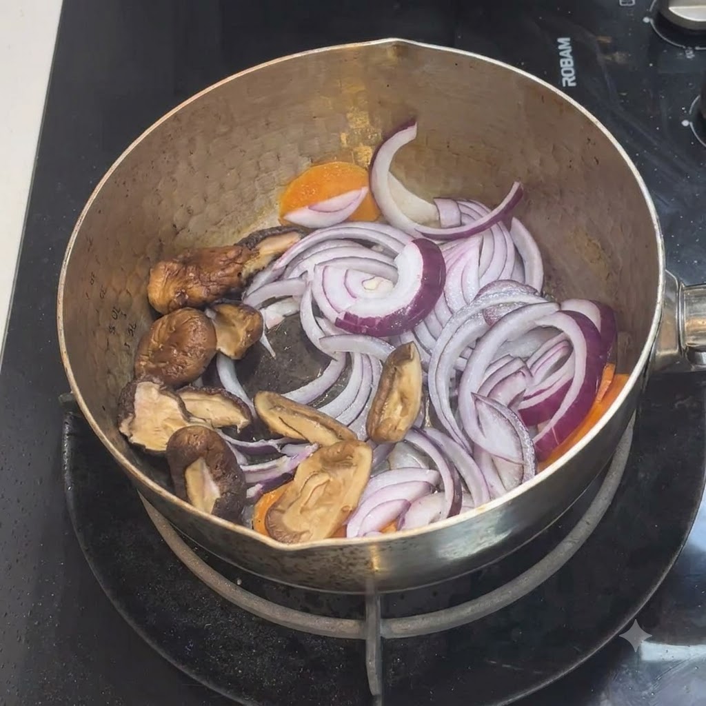 In Scheiben geschnittene Shiitake-Pilze im Topf mit der bestehenden Mischung aus Zwiebeln und Karotten.