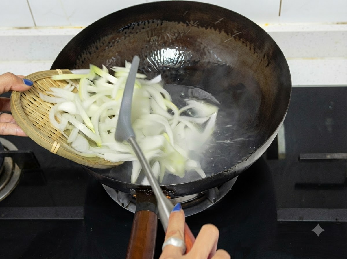 Geschnittene Zwiebeln werden von einem Holztablett in einen heißen Wok auf einem Herd geschüttet.