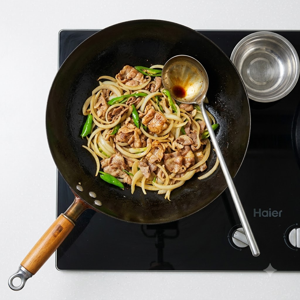 Eine Kelle gießt Sauce in einen Wok mit gekochtem Rindfleisch, Zwiebeln und grüner Paprika.