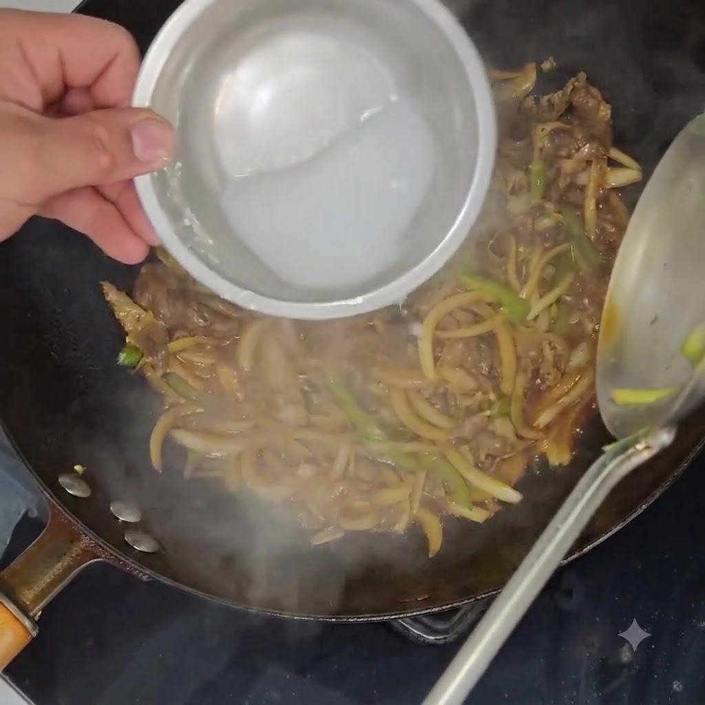Kartoffelstärkeslurry wird aus einer kleinen Schüssel in einen mit schmorklassischem Rindfleisch und Gemüse gefüllten Wok gegossen.