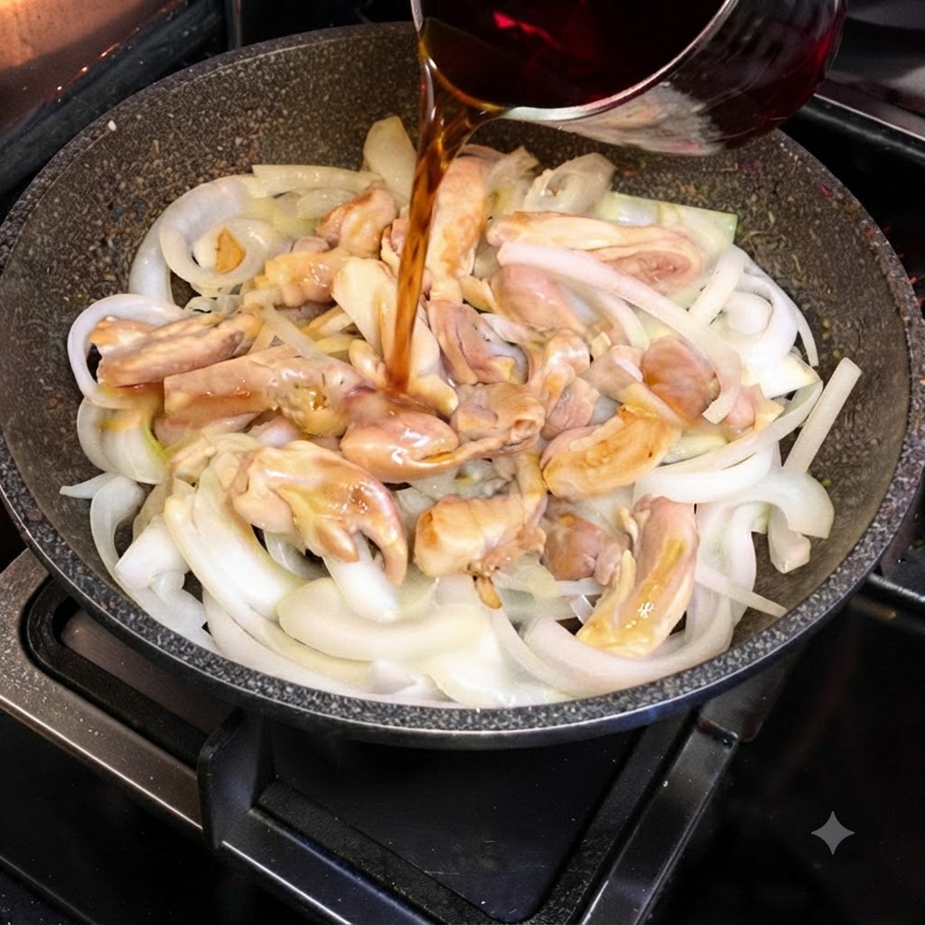 Dunkle Sukiyaki-Soße wird aus einem Glasbehälter in eine Pfanne mit Hähnchenstücken und Zwiebeln gegossen.