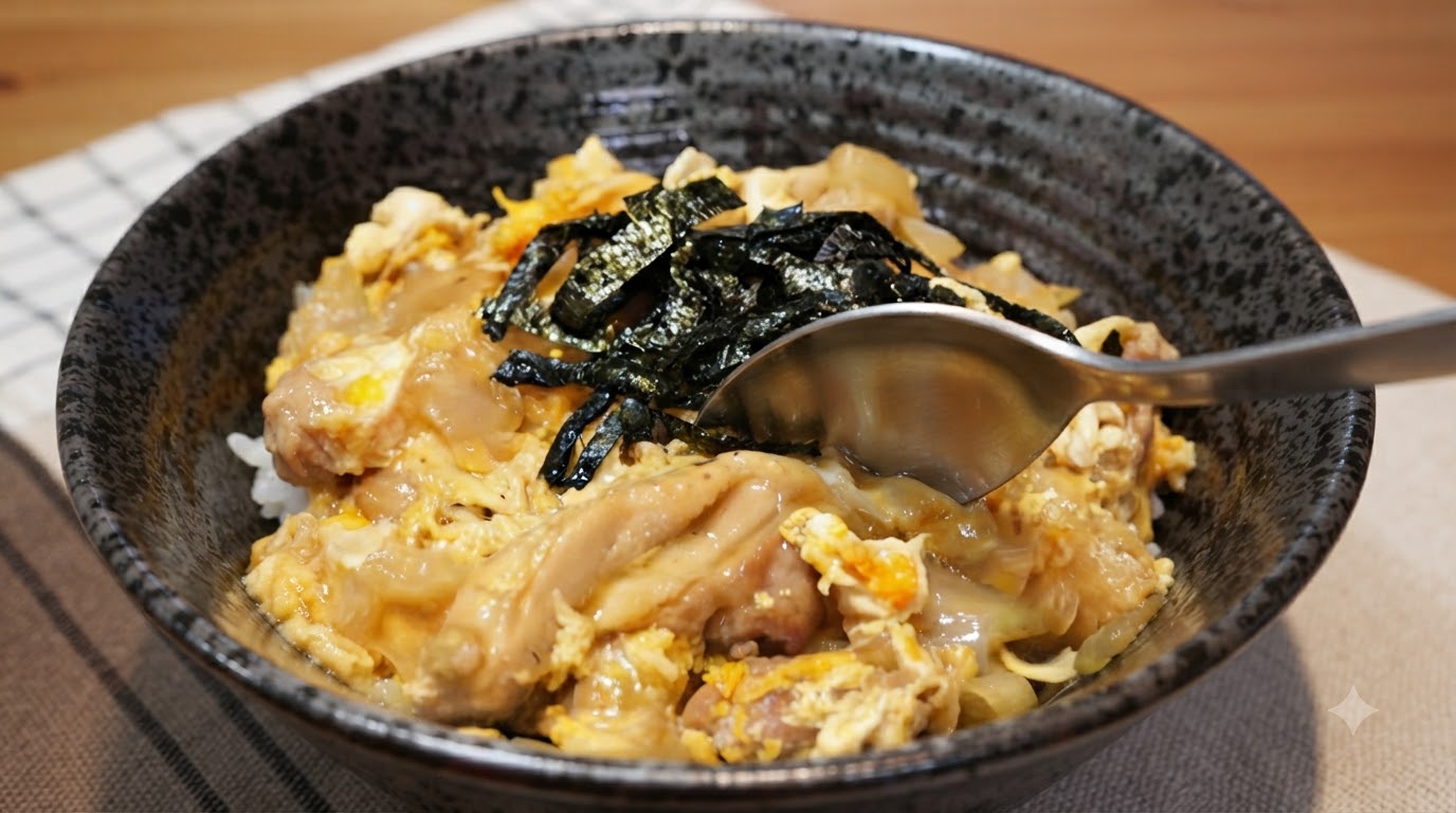 Klassisches Japanisches Oyakodon (Hähnchen-Eier-Reisbowl)