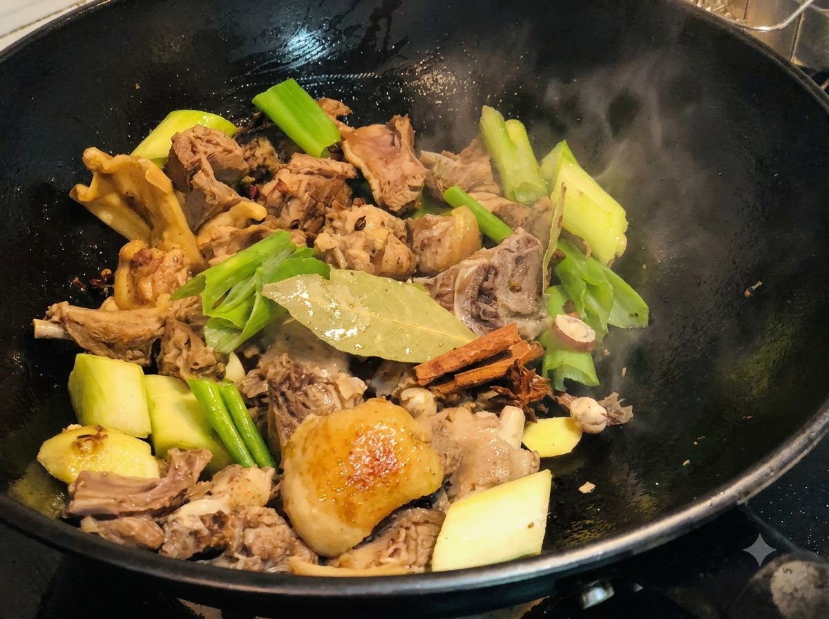 Ganze Gewürze wie Sternanis, Lorbeerblätter und Zimtstange vermischt mit der Ente und den Aromaten im Wok.