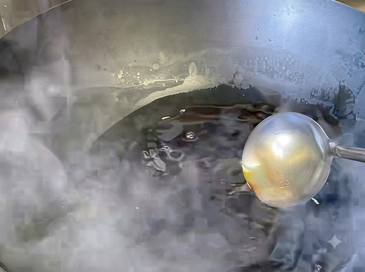 Sauce köchelt und reduziert sich bei schwacher Hitze in einem Wok.