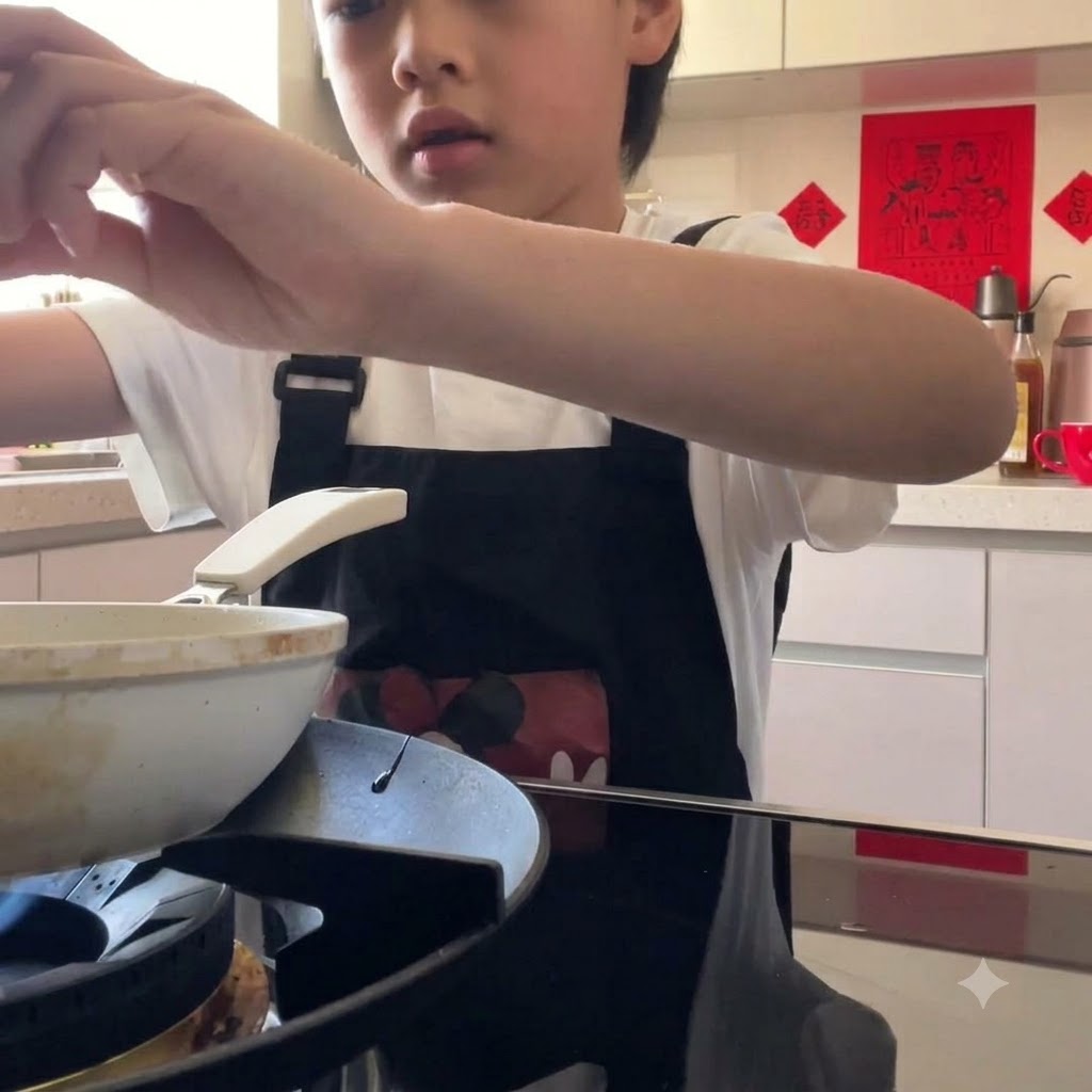 Ein Ei wird zum Braten in eine Pfanne auf dem Herd geschlagen.